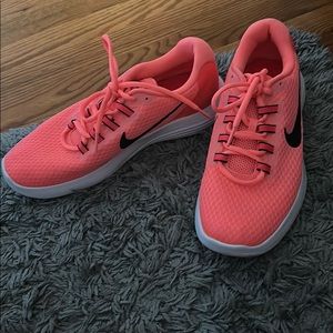 worn once pinky peach nike gym shoes